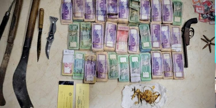 টেকনাফে বিপুল পরিমাণ নগদ অর্থ, আগ্নেয়াস্ত্র ও গুলি উদ্ধার