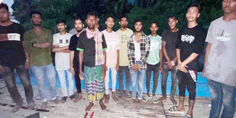 নদীতে উচ্চ শব্দে গান বাজিয়ে অশালীন নাচ, এরপর…