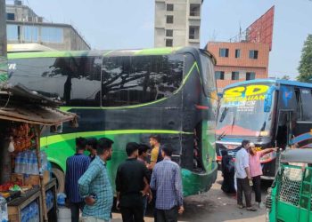 ঢাকায় ফিরছেন অনেক মানুষ, কেউ কেউ এখনও রওনা দিচ্ছেন বাড়ির পথে