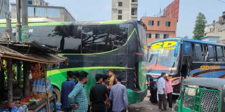 ঢাকায় ফিরছেন অনেক মানুষ, কেউ কেউ এখনও রওনা দিচ্ছেন বাড়ির পথে