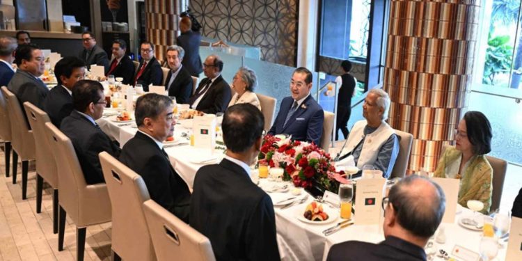 থাইল্যান্ডের বিশিষ্টজনদের সঙ্গে প্রাতঃরাশে আলোচনায় অংশ নিলেন প্রধান উপদেষ্টা