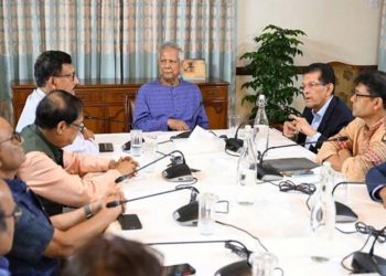 বিশেষজ্ঞ, উপদেষ্টা ও শীর্ষ কর্মকর্তাদের সঙ্গে জরুরি বৈঠকে নেতৃত্ব দিলেন প্রধান উপদেষ্টা