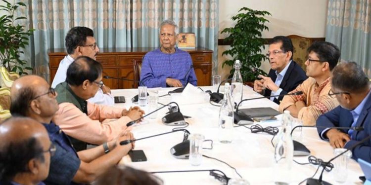 বিশেষজ্ঞ, উপদেষ্টা ও শীর্ষ কর্মকর্তাদের সঙ্গে জরুরি বৈঠকে নেতৃত্ব দিলেন প্রধান উপদেষ্টা