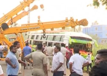 ৭০ জন বাংলাদেশি পর্যটক নিয়ে ভারতে উল্টে গেলো বাস