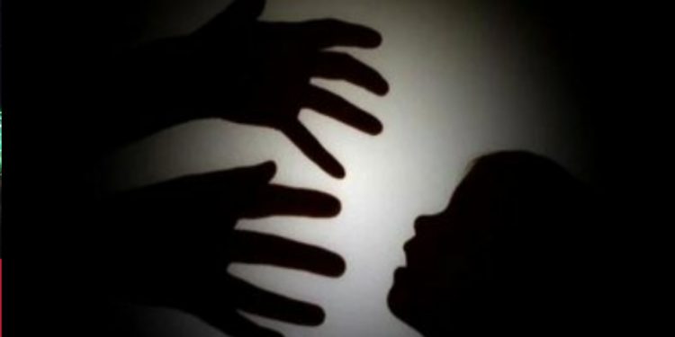 মায়ের বাড়িতে বেড়াতে এসে সৎ বাবার কাছে ধর্ষণে শিকার ৭ বছরের শিশু