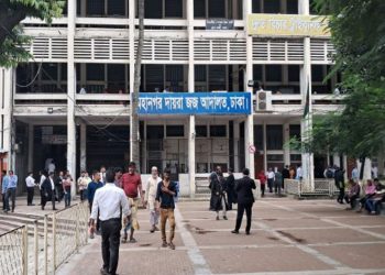 আদালতে আত্মসমর্পণ করে জামিনের আবেদন করলেন আওয়ামীপন্থী ৯৩ আইনজীবী