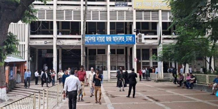 আদালতে আত্মসমর্পণ করে জামিনের আবেদন করলেন আওয়ামীপন্থী ৯৩ আইনজীবী