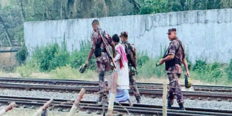 আটক বাংলাদেশিকে ফেরত দিল বিএসএফ