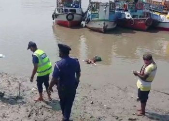 বাগেরহাটে মোংলা নদীতে নারীর মরদেহ, নেওয়া হলো আঙ্গুলের ছাপ