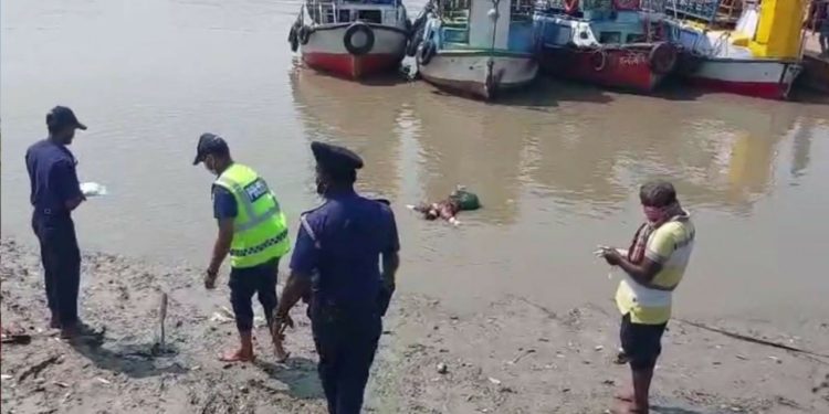 বাগেরহাটে মোংলা নদীতে নারীর মরদেহ, নেওয়া হলো আঙ্গুলের ছাপ