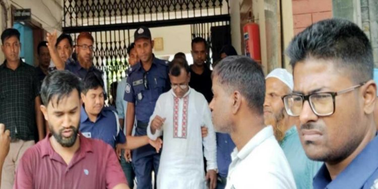 যুবলীগ নেতাকে গ্রেপ্তার করায় থানা ঘেরাও করেছে এলাকাবাসী