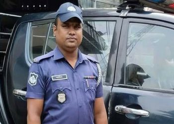 কর্মস্থলে অনুপস্থিত থাকায় খোঁজ নিতে সহকর্মীরা বাড়িতে গিয়ে দেখেন ফ্যানের সঙ্গে ঝুলন্ত