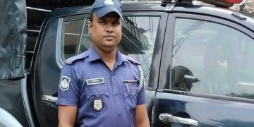 কর্মস্থলে অনুপস্থিত থাকায় খোঁজ নিতে সহকর্মীরা বাড়িতে গিয়ে দেখেন ফ্যানের সঙ্গে ঝুলন্ত