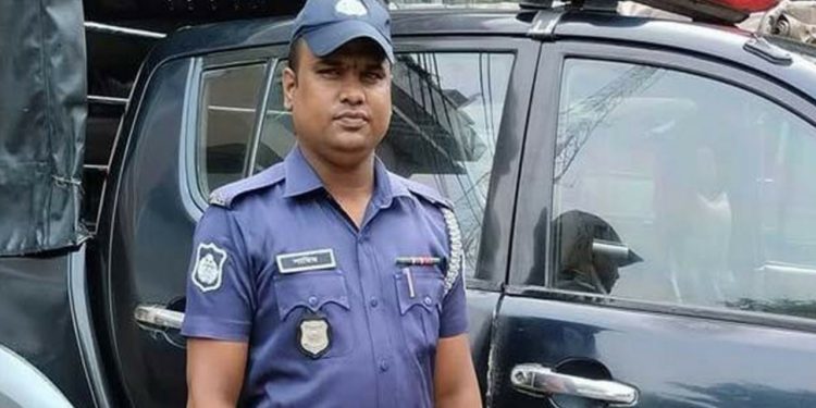 কর্মস্থলে অনুপস্থিত থাকায় খোঁজ নিতে সহকর্মীরা বাড়িতে গিয়ে দেখেন ফ্যানের সঙ্গে ঝুলন্ত