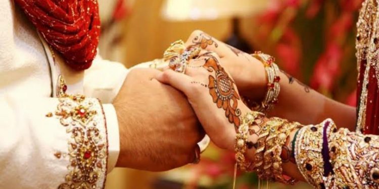 নববধূকে নামাজে যাচ্ছি বলে পালালেন স্বামী, স্বামীর সন্ধানে মৌলভীবাজারে নববধূ