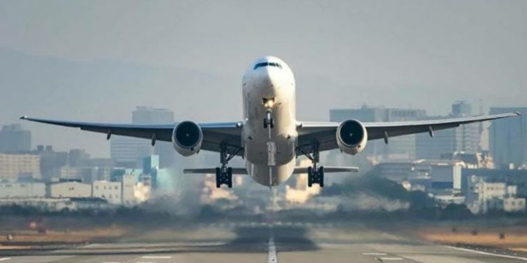 বিমানবন্দরে গানের তালে তালে নাচতে গিয়ে ফ্লাইট মিস