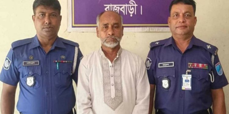 সাধারণ শিক্ষার্থীদের উপর হামলা ও গুলিবর্ষণের মামলায় রাজবাড়ীতে সাবেক কৃষক লীগ নেতা গ্রেপ্তার