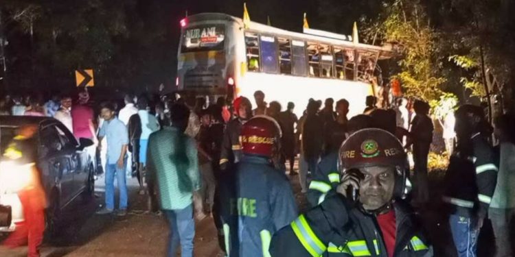 যাত্রীবাহী বাস ও ট্রাকের মুখোমুখি সংঘর্ষে দিনাজপুরে নিহত-১আহত- ৬