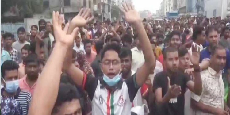 বাস চাপায় নারী শ্রমিক মৃত্যুর ঘটনায় গাজীপুরে মহাসড়ক অবরোধ, দুই ঘণ্টা পর যান চলাচল শুরু