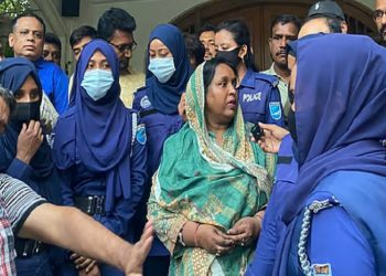 রাতভর নাটকীয়তা শেষে সেলিনা হায়াৎ আইভীকে গ্রেপ্তার করেছে পুলিশ
