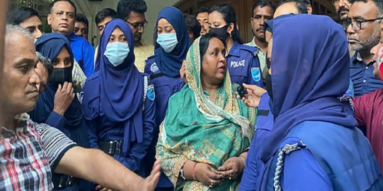 রাতভর নাটকীয়তা শেষে সেলিনা হায়াৎ আইভীকে গ্রেপ্তার করেছে পুলিশ