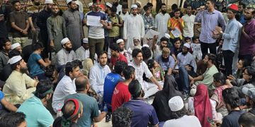 আওয়ামী লীগকে নিষিদ্ধ করা দাবীতে চলছে যমুনার সামনে বিক্ষোভ