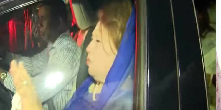 দুই পুত্রবধূকে সঙ্গে নিয়ে বাসা থেকে বের হলেন বেগম খালেদা জিয়া