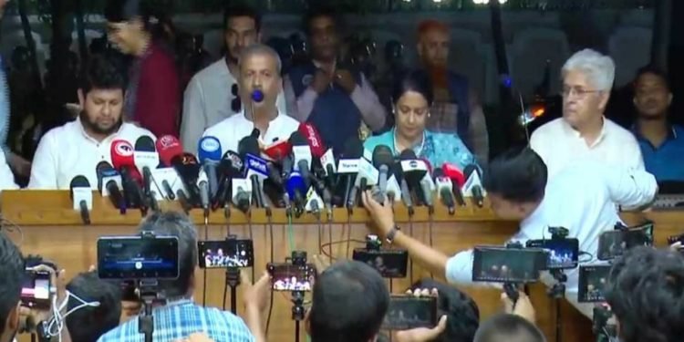আওয়ামী লীগ এর যাবতীয় কার্যক্রম নিষিদ্ধ করার সিদ্ধান্ত গ্রহণ করা হয়েছে: আসিফ নজরুল