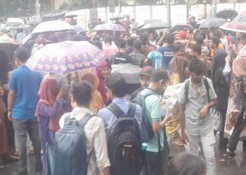 শিক্ষার্থীদের সঙ্গে পুলিশে সংঘর্ষে আহত-৫০, কাকরাইল না ছাড়ার ঘোষণা জবি শিক্ষার্থীদের