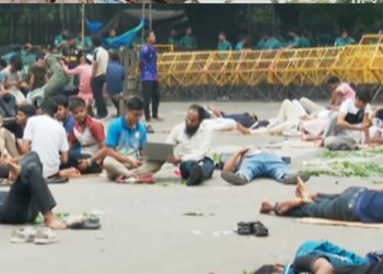 দ্বিতীয় দিনেও তিন দাবিতে অনড় জবি শিক্ষার্থীরা, রাত কেটেছে সড়কেই