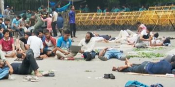 দ্বিতীয় দিনেও তিন দাবিতে অনড় জবি শিক্ষার্থীরা, রাত কেটেছে সড়কেই