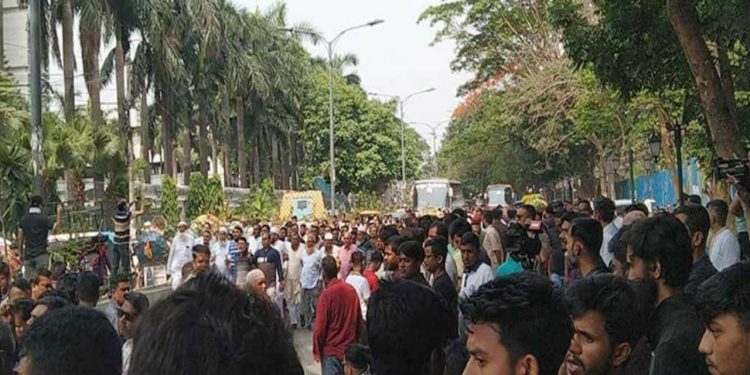 সকাল থেকেই নগর ভবনের সামনে বিক্ষোভ করছে আন্দোলনকারীরা