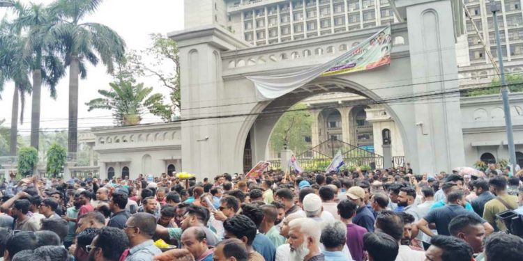 আজও নগরভবনের সামনে বিক্ষোভ কর্মসূচি পালন করছেন ইশরাকপন্থিরা,   প্রধান ফটকে তালা