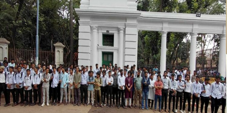 হাইকোর্টের সামনে পলিটেকনিক ইনস্টিটিউটের শিক্ষার্থীদের মানববন্ধন ও অবস্থান কর্মসূচি