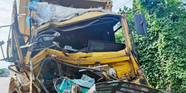 ট্রাক-মাই‌ক্রোবাসের সংঘর্ষে দিনাজপুরে নিহত- ৩