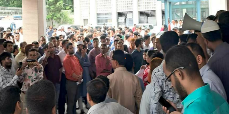 সচিবালয়ে বিক্ষোভ মিছিল করেছে কর্মকর্তা-কর্মচারী সংযুক্ত পরিষদ