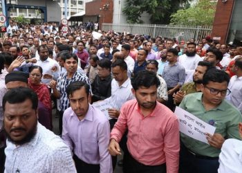 তৃতীয় দিনের মতো বিক্ষোভ: সচিবালয়ে না যাওয়ার হুঁশিয়ারি কর্মচারীদের