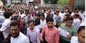 তৃতীয় দিনের মতো বিক্ষোভ: সচিবালয়ে না যাওয়ার হুঁশিয়ারি কর্মচারীদের