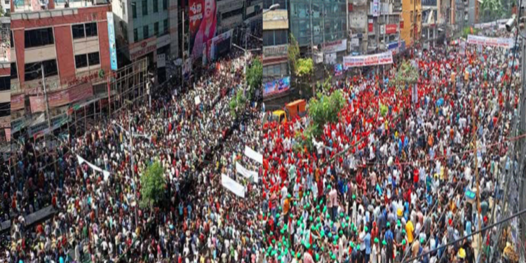 বিএনপির কেন্দ্রীয় কার্যালয়ের সামনে তারুণ্যের সমাবেশে নেতাকর্মীদের ঢল