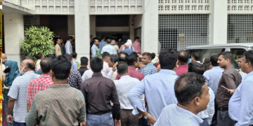 সচিবালয়ে ১ ঘণ্টার কর্মবিরতিতে সরকারি কর্মচারীরা