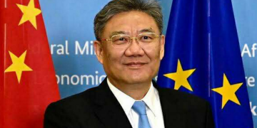 ঢাকায় এসেছে চীনের বাণিজ্যমন্ত্রীর নেতৃত্বে ২০০ সদস্যের ব্যবসায়ী প্রতিনিধিদল