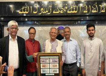 নতুন ছয় নোটের ছবি উপদেষ্টা ড. মুহাম্মদ ইউনূসের কাছে হস্তান্তর