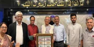 নতুন ছয় নোটের ছবি উপদেষ্টা ড. মুহাম্মদ ইউনূসের কাছে হস্তান্তর
