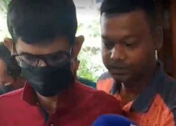আ.লীগ নেতা ও সাবেক পুলিশ কর্মকর্তা কলকাতায় আটক