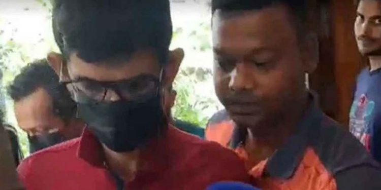 আ.লীগ নেতা ও সাবেক পুলিশ কর্মকর্তা কলকাতায় আটক