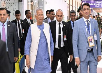 যুক্তরাজ্য সফর শেষে দেশে ফিরলেন প্রধান উপদেষ্টা