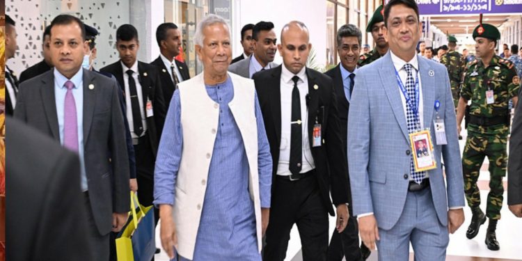 যুক্তরাজ্য সফর শেষে দেশে ফিরলেন প্রধান উপদেষ্টা