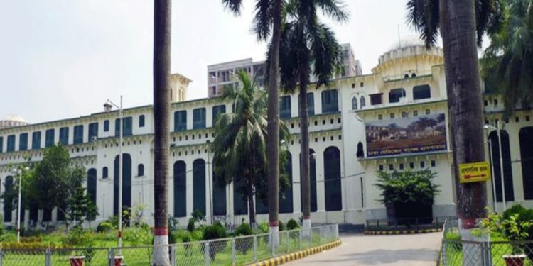 অনির্দিষ্টকালের জন্য ঢাকা মেডিক্যাল কলেজ বন্ধ, হল ত্যাগের নির্দেশ