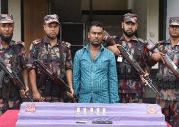 যশোরে ৫টি স্বর্ণের বারসহ পাচারকারী আটক