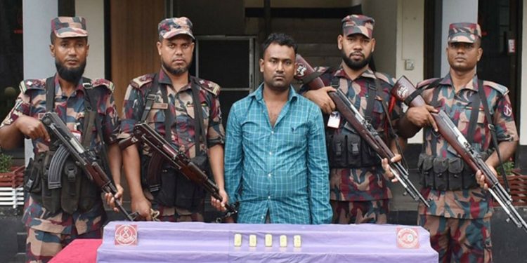 যশোরে ৫টি স্বর্ণের বারসহ পাচারকারী আটক